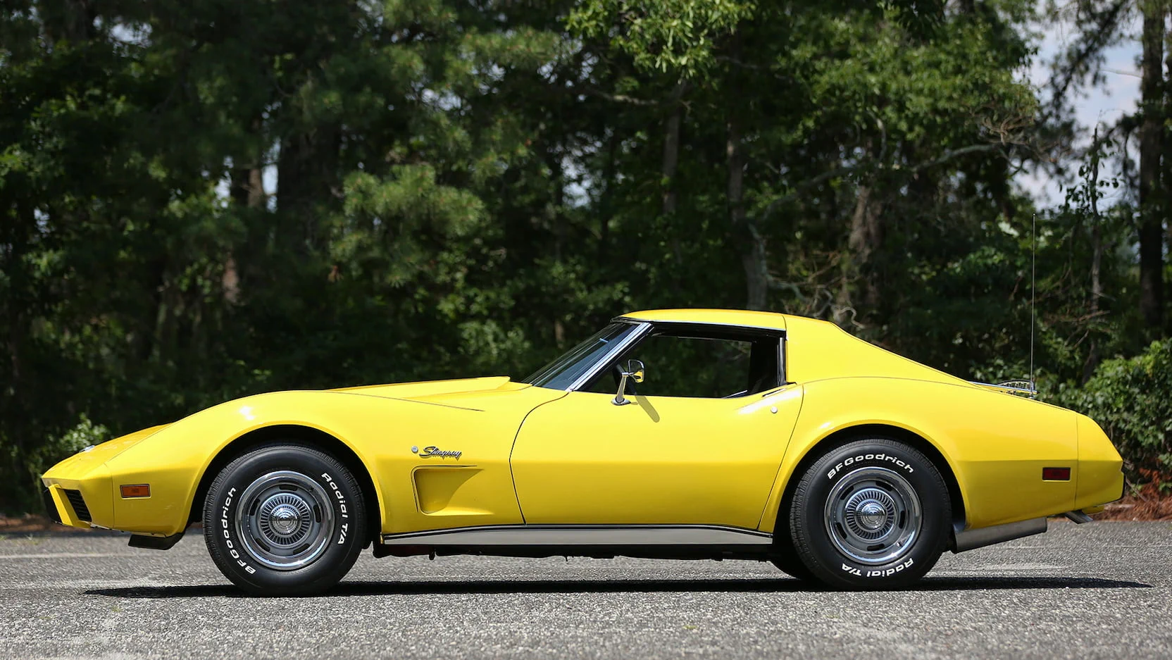 Corvette Generations/C3/C3 1976 Yellow side view.webp